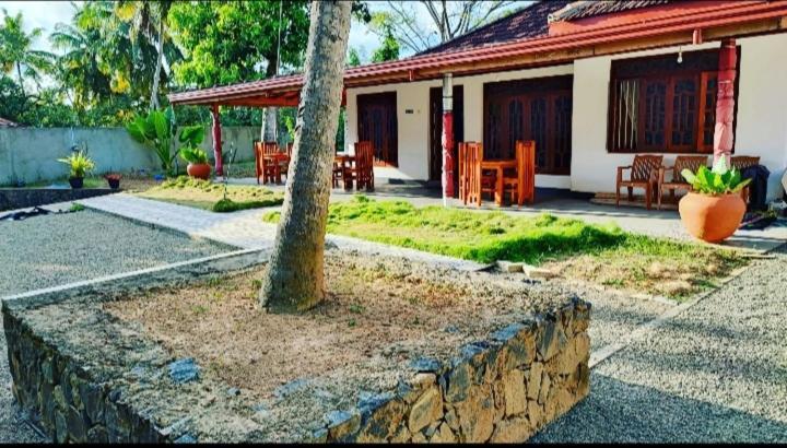 Tharurashmi Sea Pond Villa & Surf Hostel - Hiriketiya Диквелла Экстерьер фото