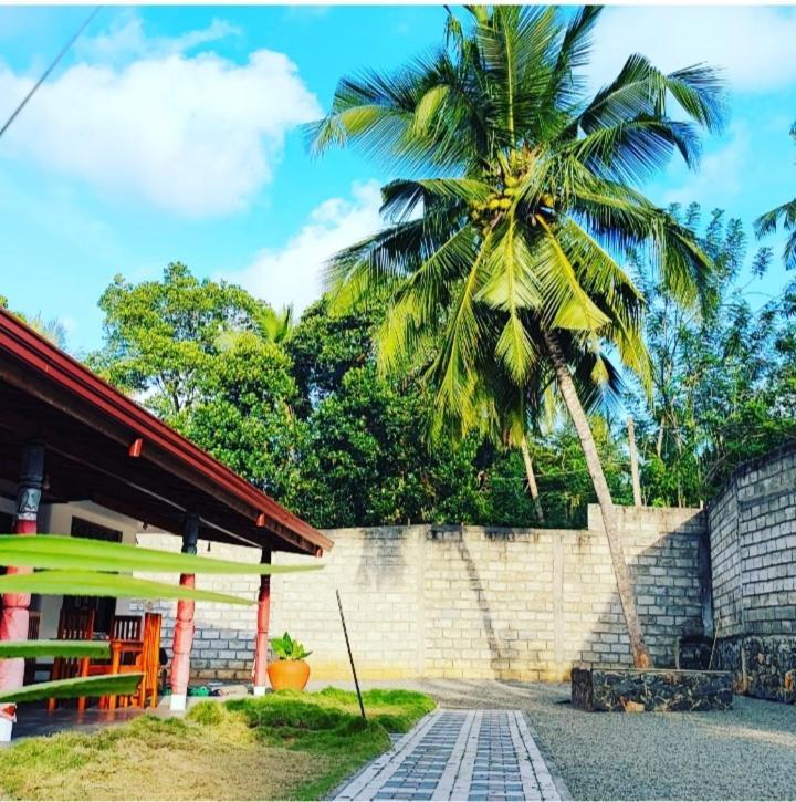 Tharurashmi Sea Pond Villa & Surf Hostel - Hiriketiya Диквелла Экстерьер фото